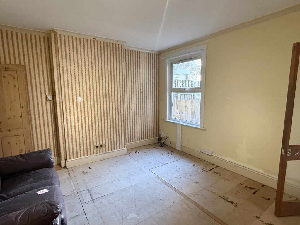 Lot: 136 - SEMI-DETACHED HOUSE IN NEED OF REFURBISHMENT - Dining Room in House in Need of Improvement